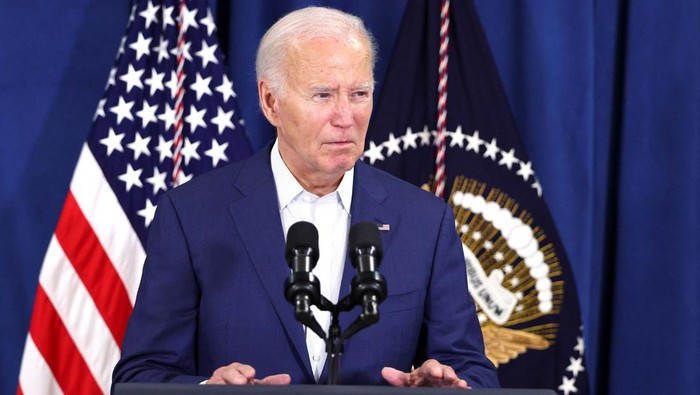 Reaksi Biden setelah Trump tertembak hingga berlumuran darah